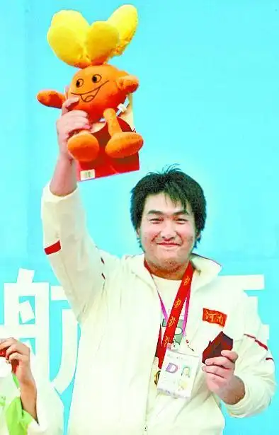 李杰)第三届全国体育大会开赛第二天,河南团就迎来了丰收日,在健美