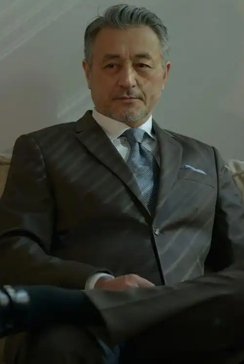 50岁以上的男士,发型这样剪,花白头发也帅气