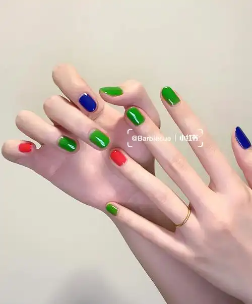 撞色美甲露楚显白靓丽色彩搭配