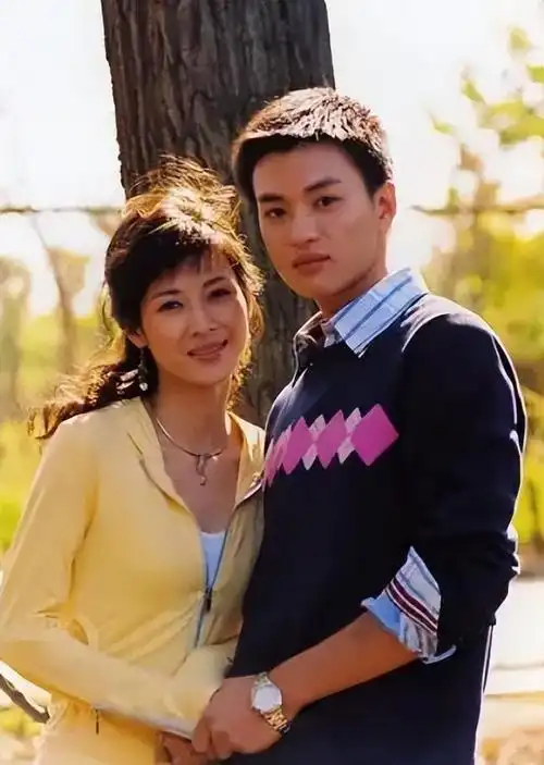 亮剑女神抛弃相爱5年的初恋转身嫁给50亿富豪丈夫却锒铛入狱