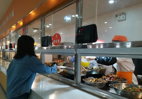 原创女大学生忘带饭卡食堂阿姨破例打饭学生转身将其举报获奖励