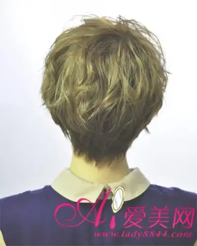 后面的卷发贴合后脑勺的形状,相对较长的头发向发脚的短发自然过渡