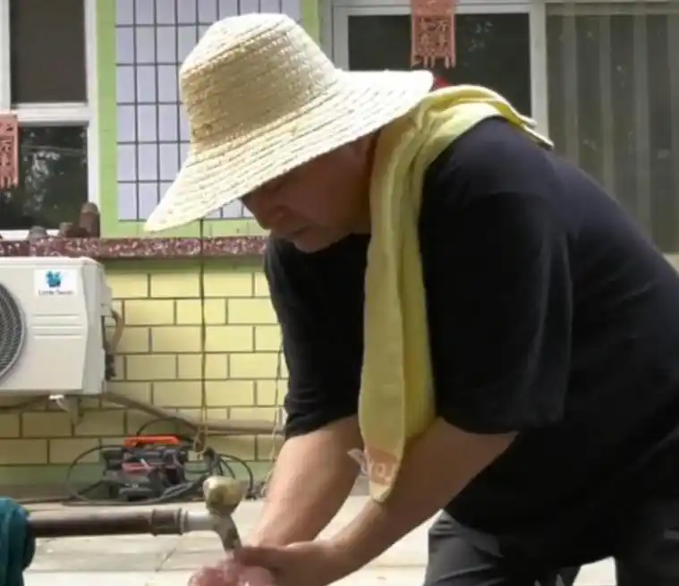 毕福剑定居乡村骑三轮,满脸皱纹老年斑,弃4500w豪宅与加长林肯