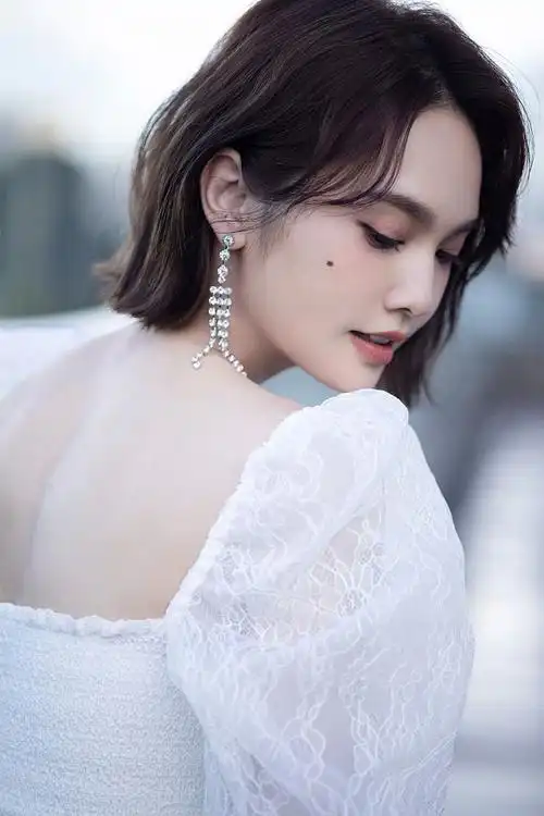 杨丞琳大湾区中秋晚会写真连换两套look精致有型