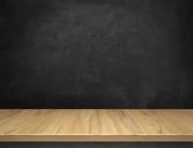 自然背景前的木桌图片-绿色自然背景前的木桌素材-高清图片-摄影照片