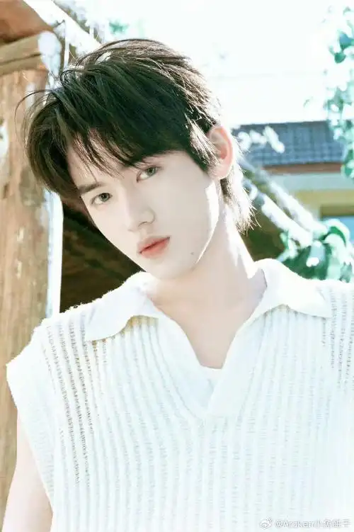 肯德基品牌代言人#90#宋亚轩 世界安静听你唱歌#  这撩的哪是头发