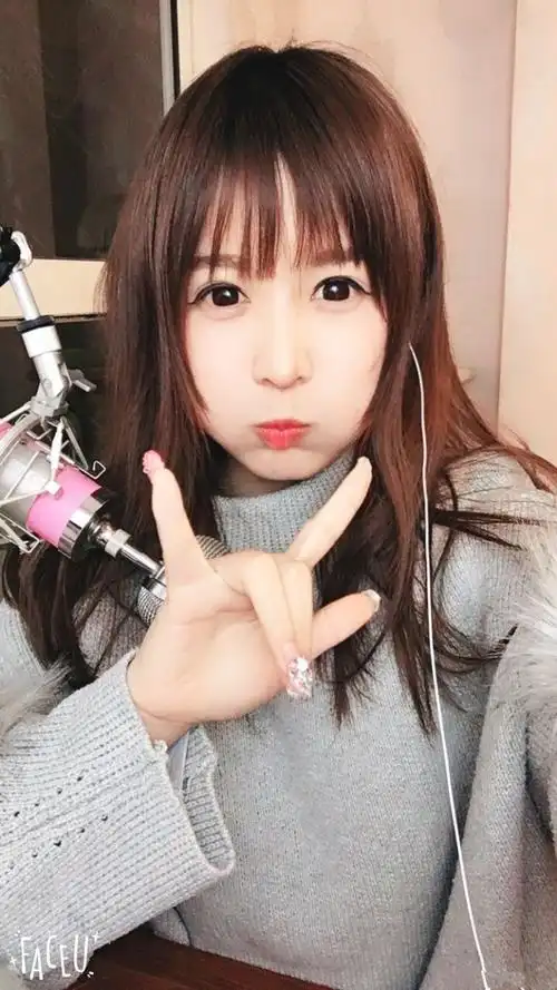 张大仙前女友灰灰发布状态晒无名指上的戒指七夕前脱单了