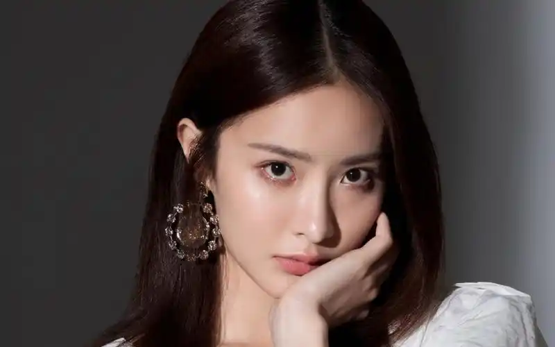 赖雨濛时尚俏丽写真桌面壁纸