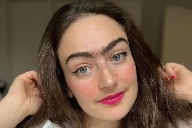 她拥有一头浓密的亚麻色头发,旁人看了无不羡慕.