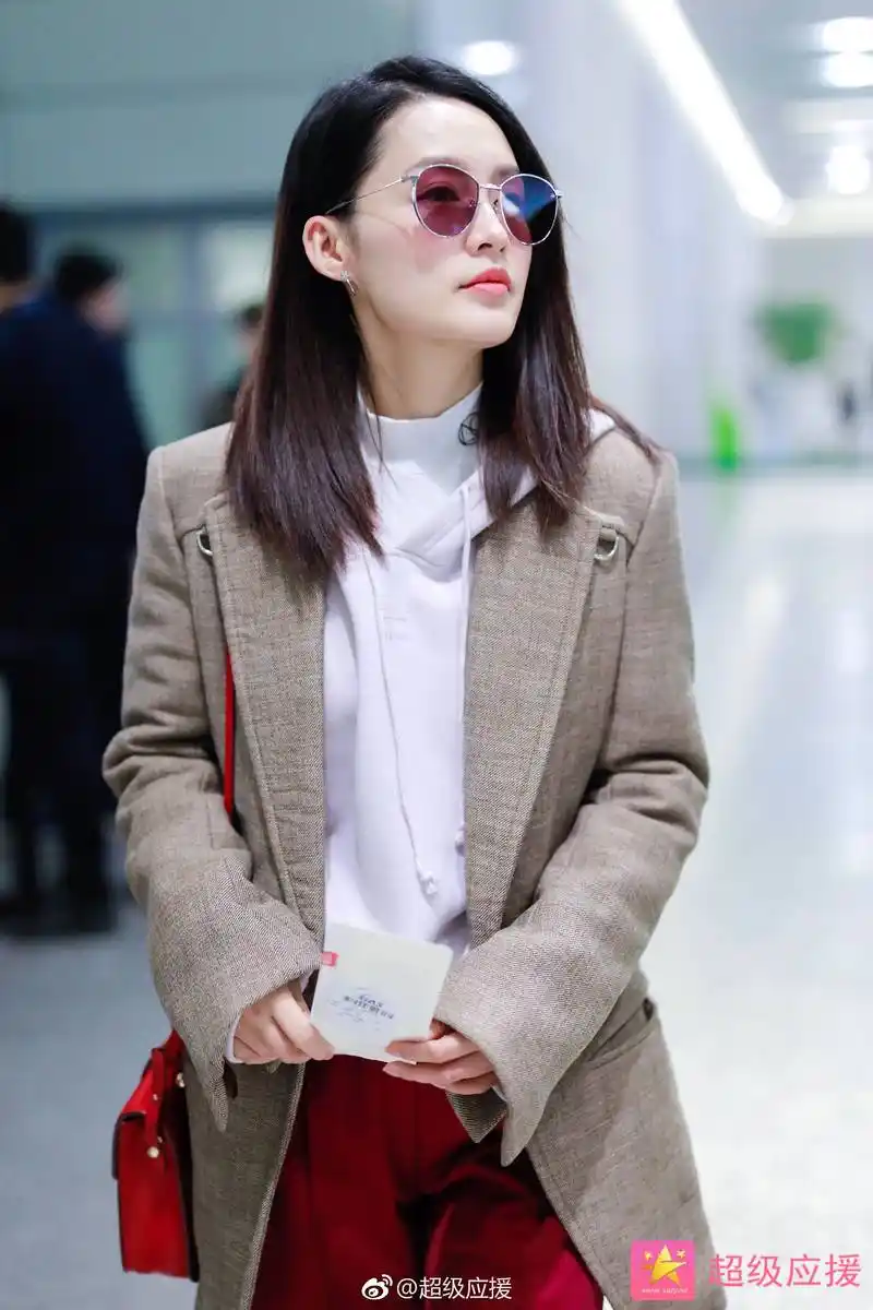李沁一身休闲装扮现身机场,运动装搭配大衣又酷又美!