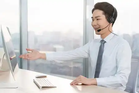 年轻的客服代表年轻的客服代表小学生和外教男老师学习电脑精疲力竭的