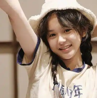 「最美童星」13岁身高直飙165cm 超仙近况曝光网嗨:没长歪_刘楚恬