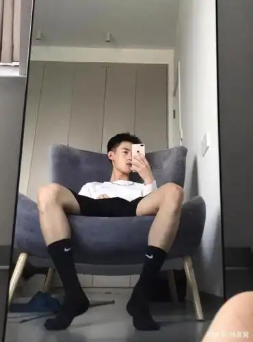 清瘦的身材,再加上穿着个性感十足的运动服,是不是看到这样的男生,有