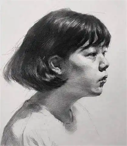 难度较大的二分之一女青年大侧素描头像步骤图_透视_变化_五官