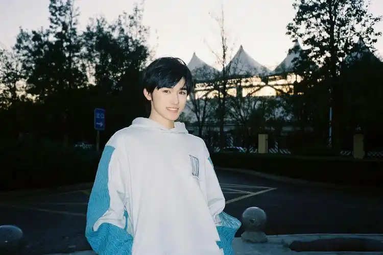 宋亚轩微博晒蓝白卫衣六宫格随拍胶片风的轩轩氛围感拉满