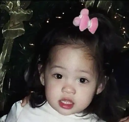 欧阳娜娜晒近照,大腿被裤子勒出肉,上身比关晓彤还壮_照片_小时候