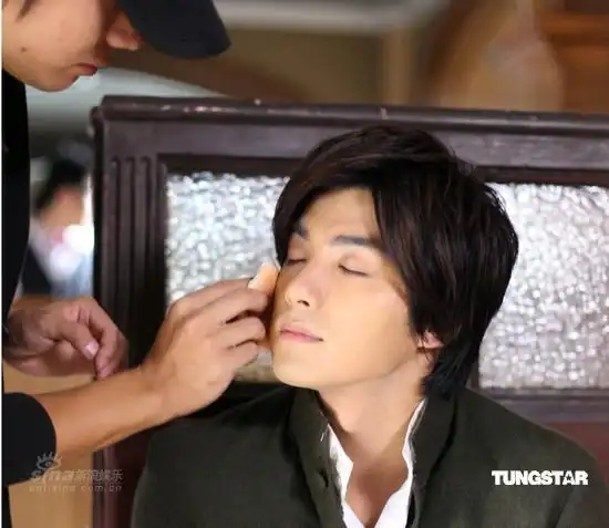 组图贺军翔赶拍无间有爱坦言年代戏太苦