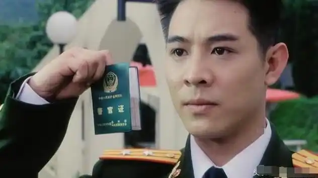 李连杰越老越有味道的道明叔,身穿军装,气势十足.