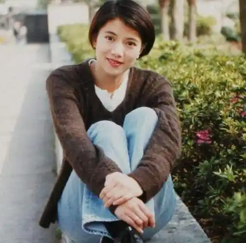 原来,港姐结束后,袁咏仪立刻剪了短发.