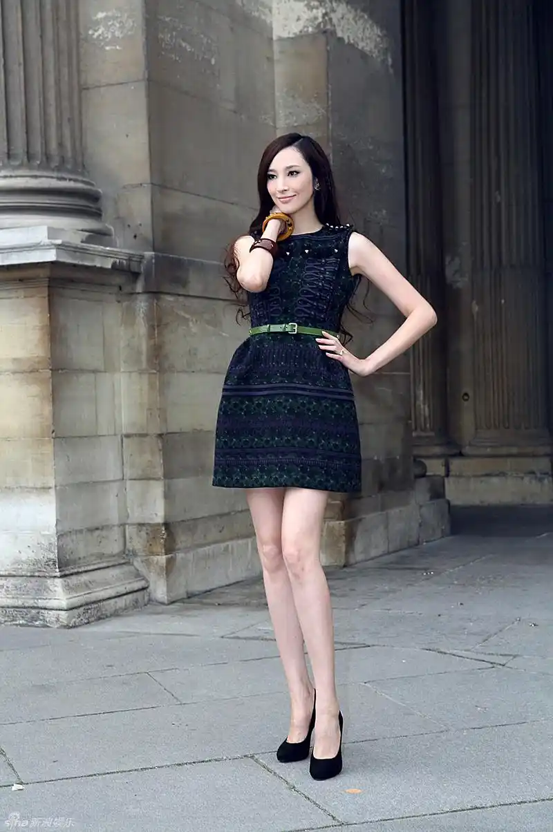 吴佩慈蓬蓬裙秀美腿 低调华丽展少女风情【组图】