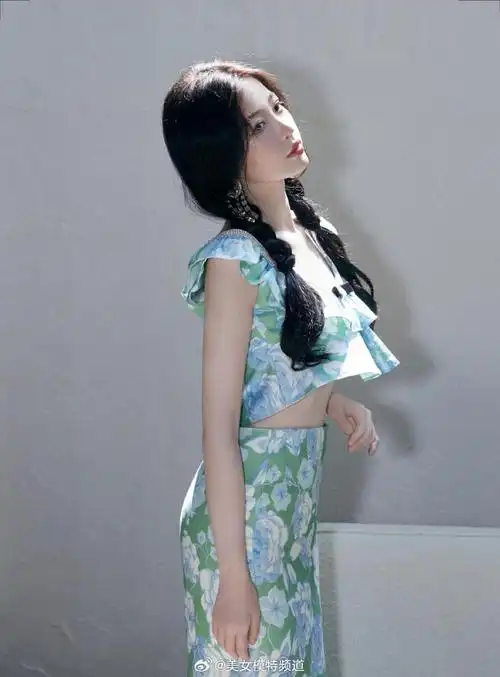 虞书欣穿露腰碎花修身裙扎双麻花辫清新靓丽笑容甜