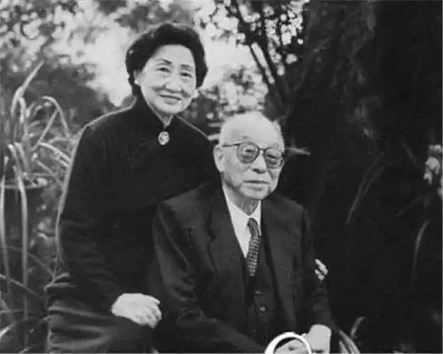 张学良在晚年的时候,谈及赵四小姐和于凤至说道:"于凤至是最好的夫人