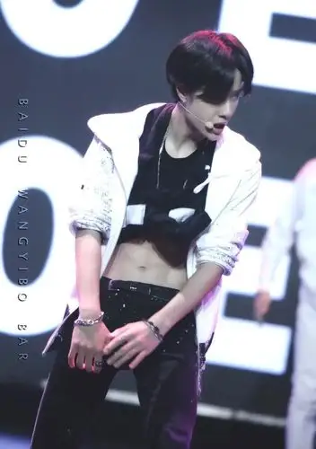 王一博腹肌来品品,小朋友长大了,现在都包裹严实了