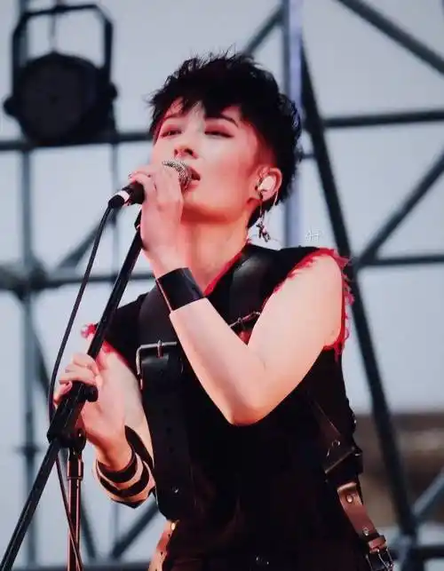 原创曾轶可穿背背佳绑着黑色胶带在手上网友撕下来好疼