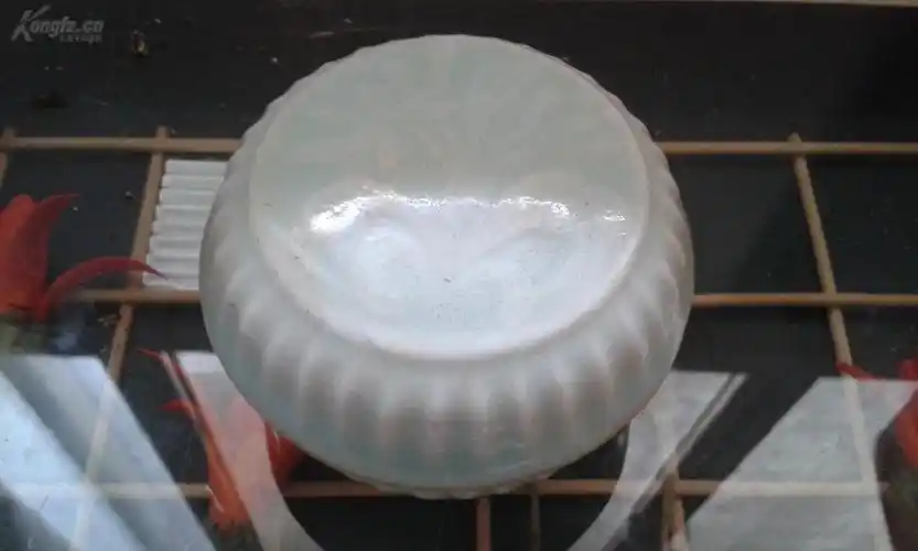 湖田窑影青瓷【刻花瓜棱小粉盒】胎体细腻坚致,青釉,闪青处色更深