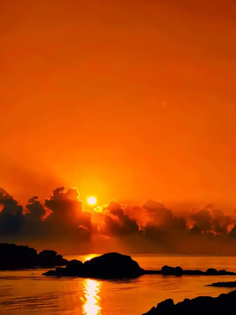 海上日出 不知什么时候,红日从海里冒出,悬挂在云层之中,光彩 - 抖音