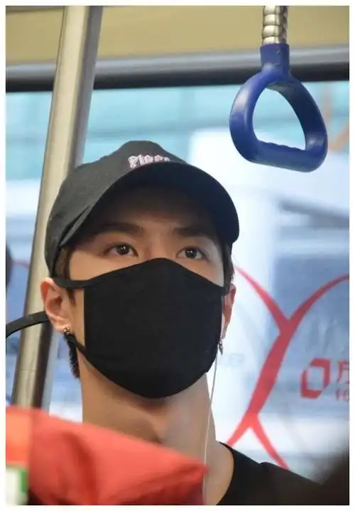 王一博带口罩合集大帅哥就是什么都挡住了也能苏你一脸的水平