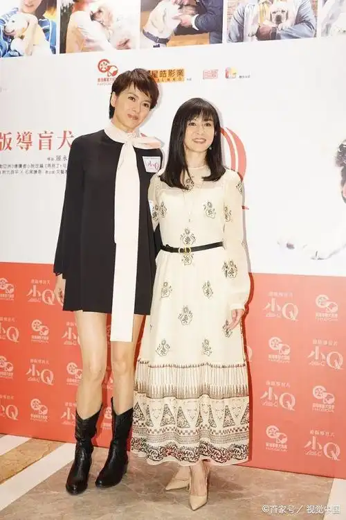 冻龄女神!与45岁杨采妮合影,43岁梁咏琪大秀美腿,否认怀二胎