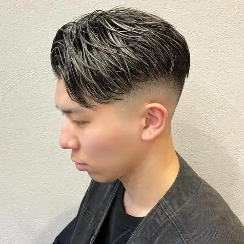 大多数人都喜欢让自己的发型呈现出很好的层次感,这时候通常发型师都