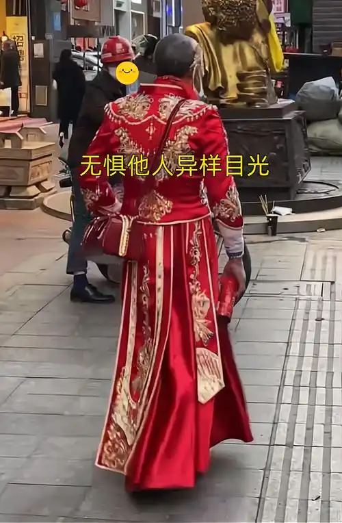 男人穿裙子逛街,无所畏惧,"赚到300万,就这样吧"