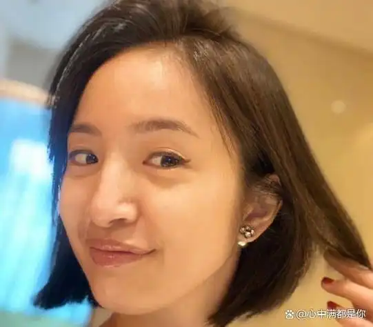 林依晨剪短发素颜自拍,小腹平平没"孕味",发际线上移暴露年龄