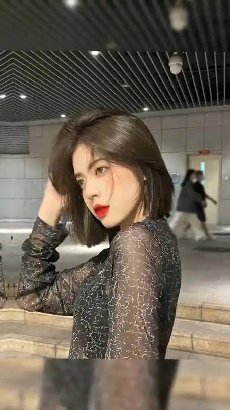 对于大脸,方脸或圆脸的女生来说,短发也是一个很好的选择