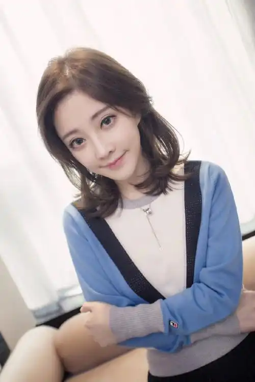 后面3张,冯提莫化身知性人妻,居家服穿上后立马显得