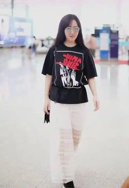 杨钰莹长发披肩现身机场被拍,回眸一笑娇媚动人又仙又美显年轻_气质