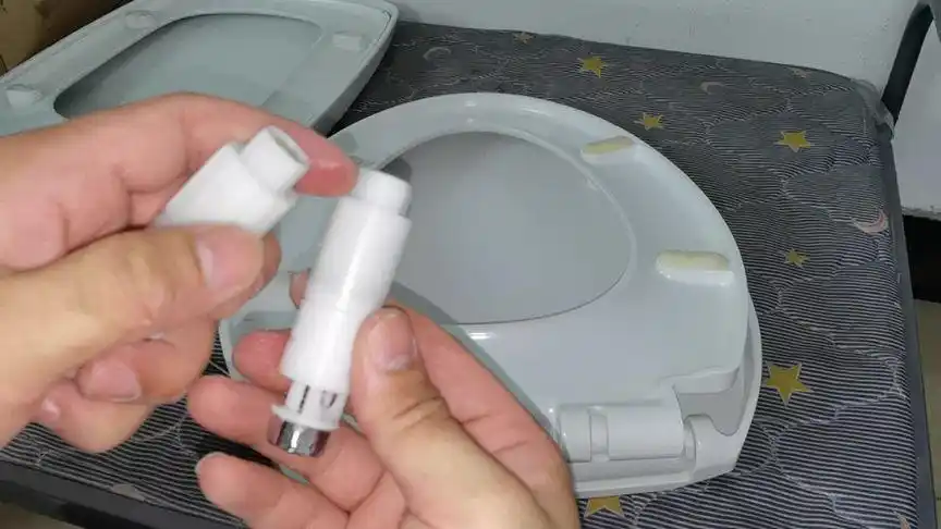 马桶盖板缓降功能失效,教你怎么拆卸阻尼器更换