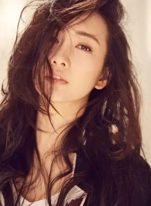 王鸥给男人装拍性感大片不光粉丝喜欢连明道也要小鹿乱撞