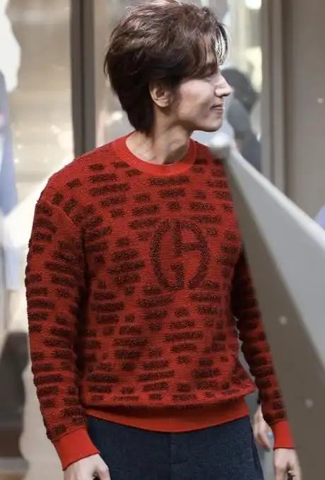 言承旭成都亮相红色毛衣搭配蓝色牛仔裤帅气十足