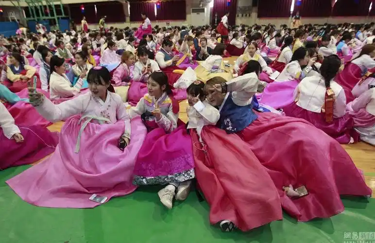 韩国高中举行毕业典礼 学生穿韩服行跪拜礼