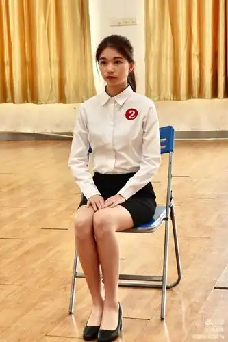 7,女士坐姿:坐正,上身挺直,两腿并拢,两脚同时向左或向右放,两手叠放