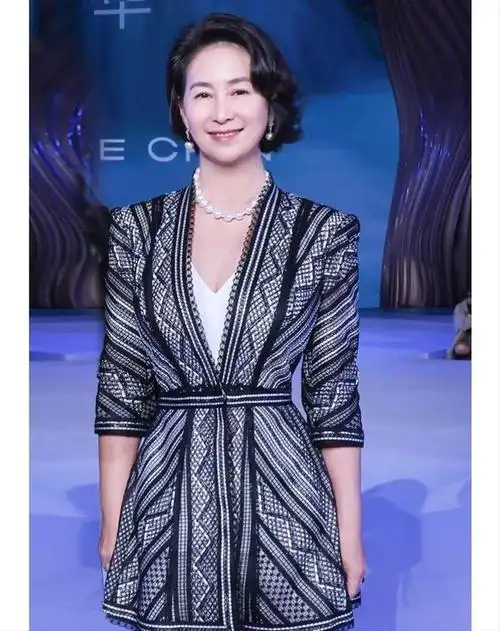 61岁何超琼瘦出新高度!漫画腿,穿蕾丝外套配吊带短裙,真美