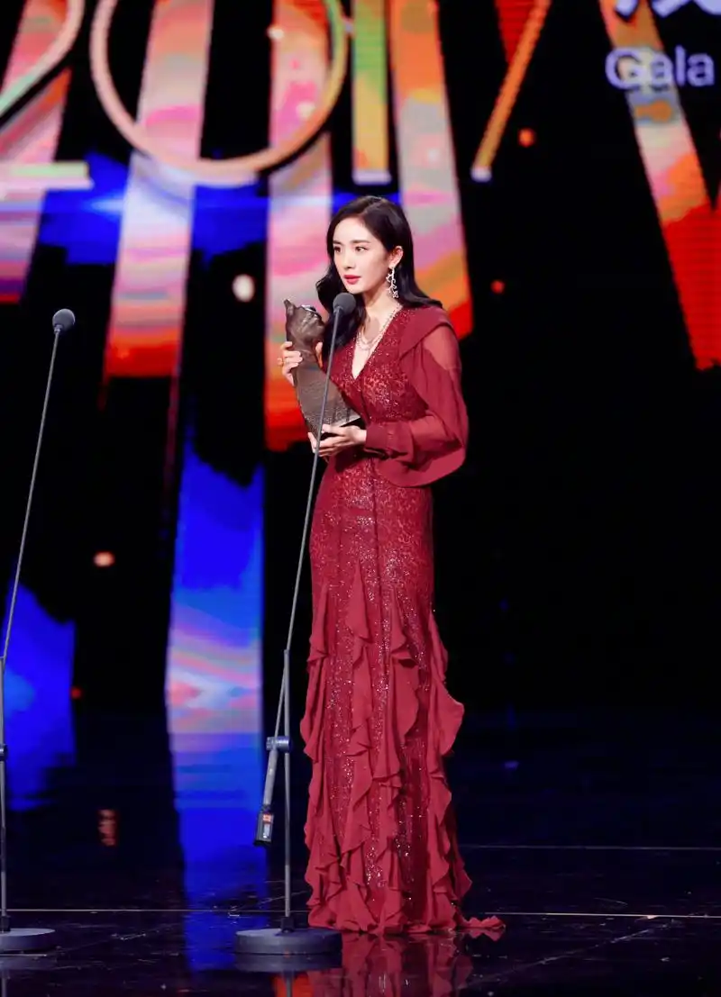 杨幂# 【奖杯与证书】 记录演员杨幂的一些荣耀时刻 96第26届