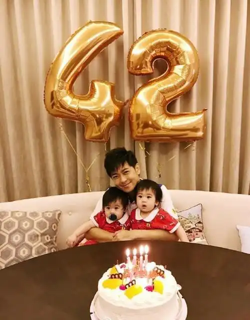 吴京2岁儿子开始习武贾乃亮5岁甜馨面如焦炭