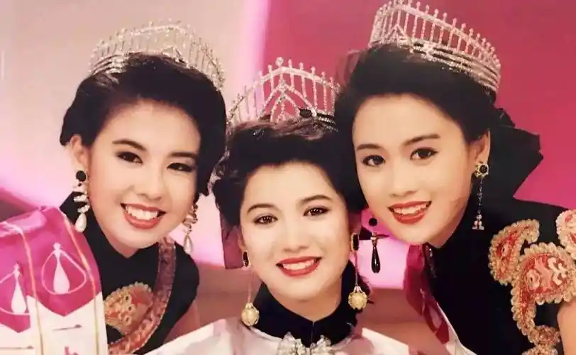 袁咏仪两次素颜出镜,与张智霖差距大像"母子"_张艺兴_老公_发展