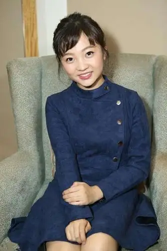 林妙可晒出北京昌平摘苹果照片:蹲在果树下摆pose,少女感十足-新闻