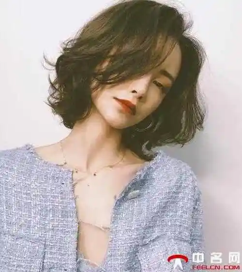 30一40岁女人发型中长发更显知性迷人风范