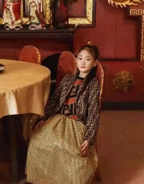 软萌可爱的奥莉长大了,8岁穿"红酒袜"气场超足,酷得不像话!